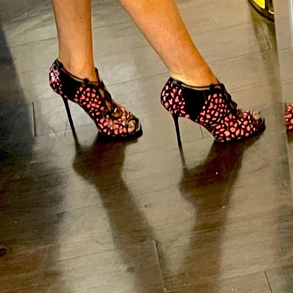 LIKE NEW: Jimmy Choo stilettos - Picture 2 of 7